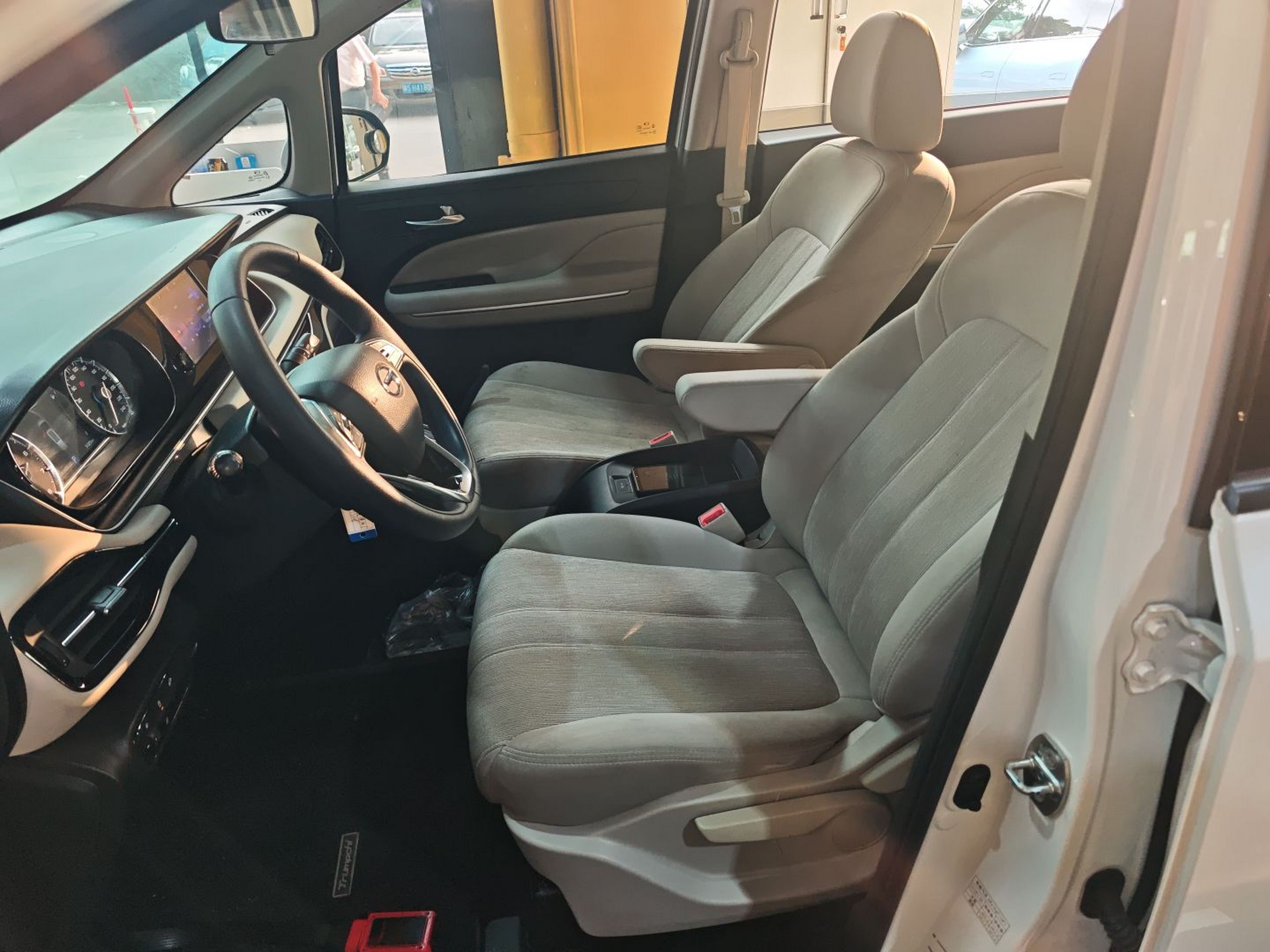 Переднее сиденье в автомобиле