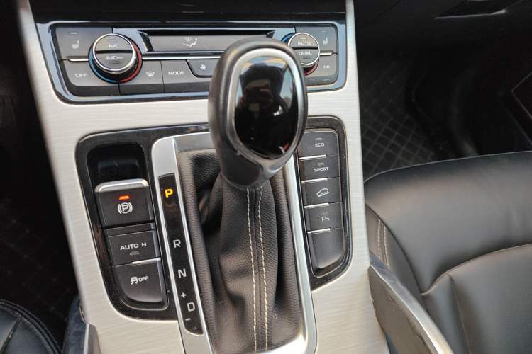 Used Geely Auto Emgrand X7 Sport 2016 1.8TD Automatic Smart Connectivity Version Gear Lever