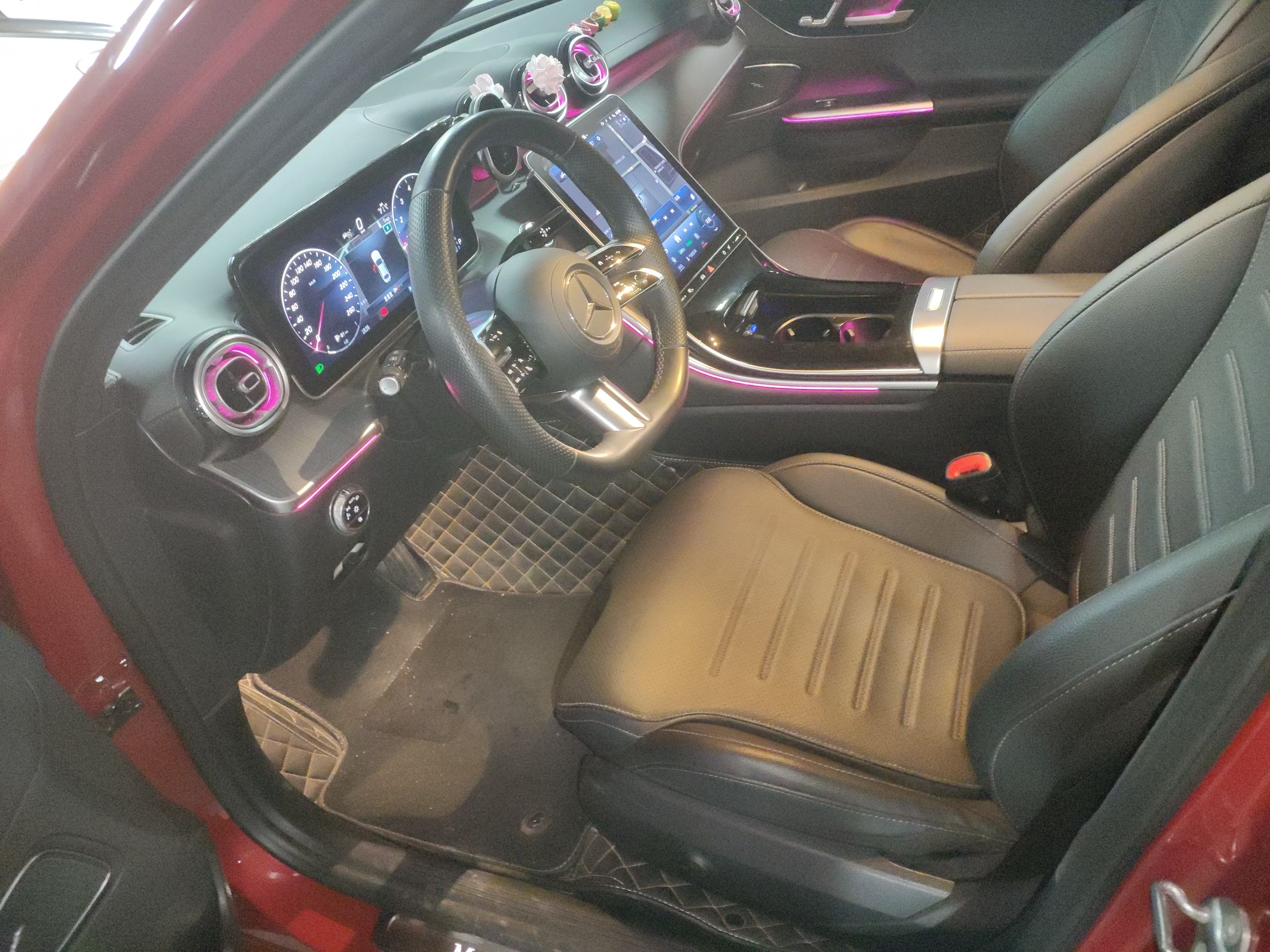 المقاعد الأمامية داخل السيارة