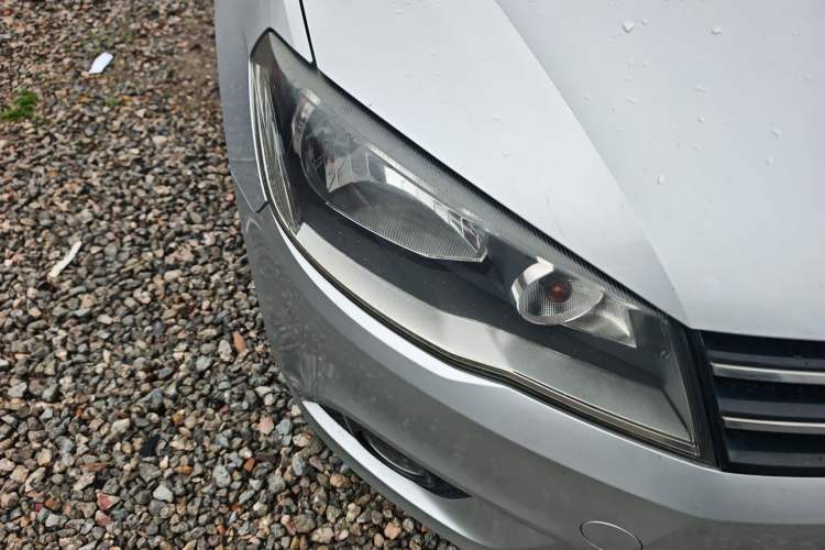 Used Volkswagen Jetta 2015 Value Edition 1.6L Automatic Comfort Version Right Front Headlight