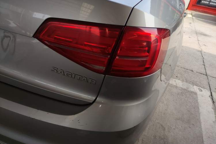 Used Volkswagen Sagitar 2015 1.6L Manual Fashion Edition
