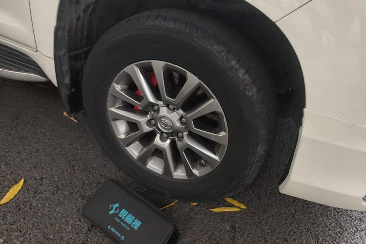 Used Toyota Prado 2018 3.5L Automatic TX-L with Rear-Mounted Spare Tire Right Front Wheel Hub