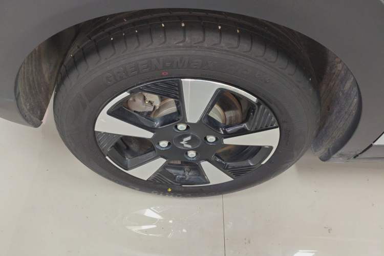 Used Wuling Bingo PLUS 2024 330 km Range Five-Seater Version Right Rear Wheel Hub