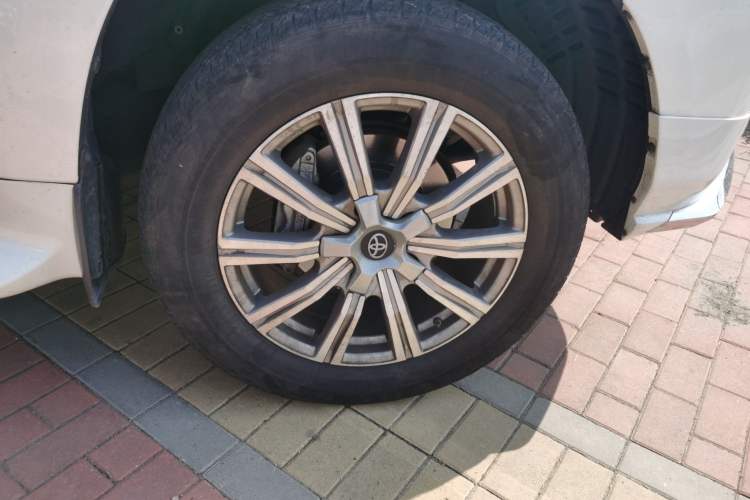 Used Toyota Land Cruiser 2015 4.0L V6 Middle East Low-Trim Version Right Front Wheel Hub