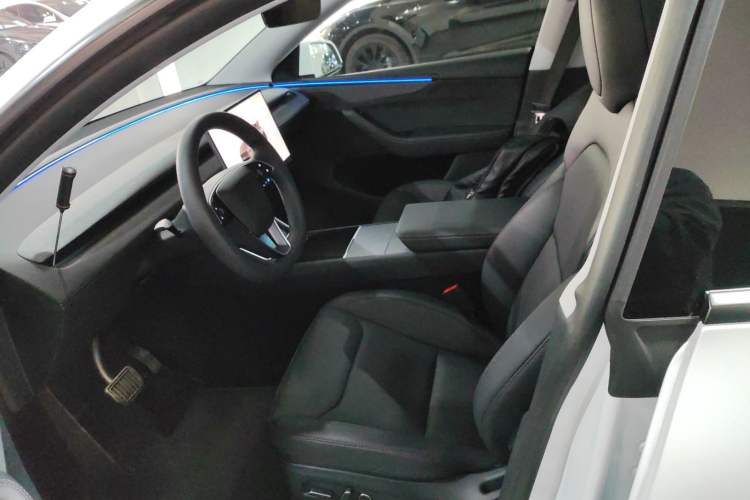 Used Tesla Model Y 2025 Long-Range All-Wheel-Drive Version