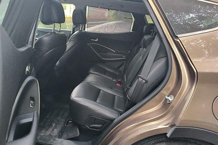 Used Hyundai Santa Fe 2013 2.4L Automatic Two-Wheel Drive Smart Version Left Rear Seat