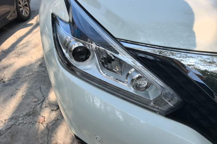 Used Nissan Murano 2021 2.5L XL Two-Wheel Drive Smart Connect Luxury Edition Right Front Headlight