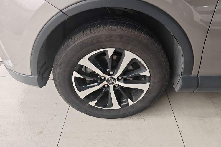 Used Toyota RAV4 2019 2.0L CVT Two-Wheel Drive Luxury Version China VI Standard Exterior 1