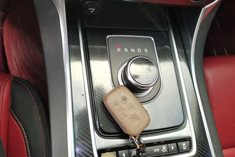 Used Jaguar XE 2018 2.0T 300 PS All-Wheel-Drive R-Sport Sport Edition Gear Lever