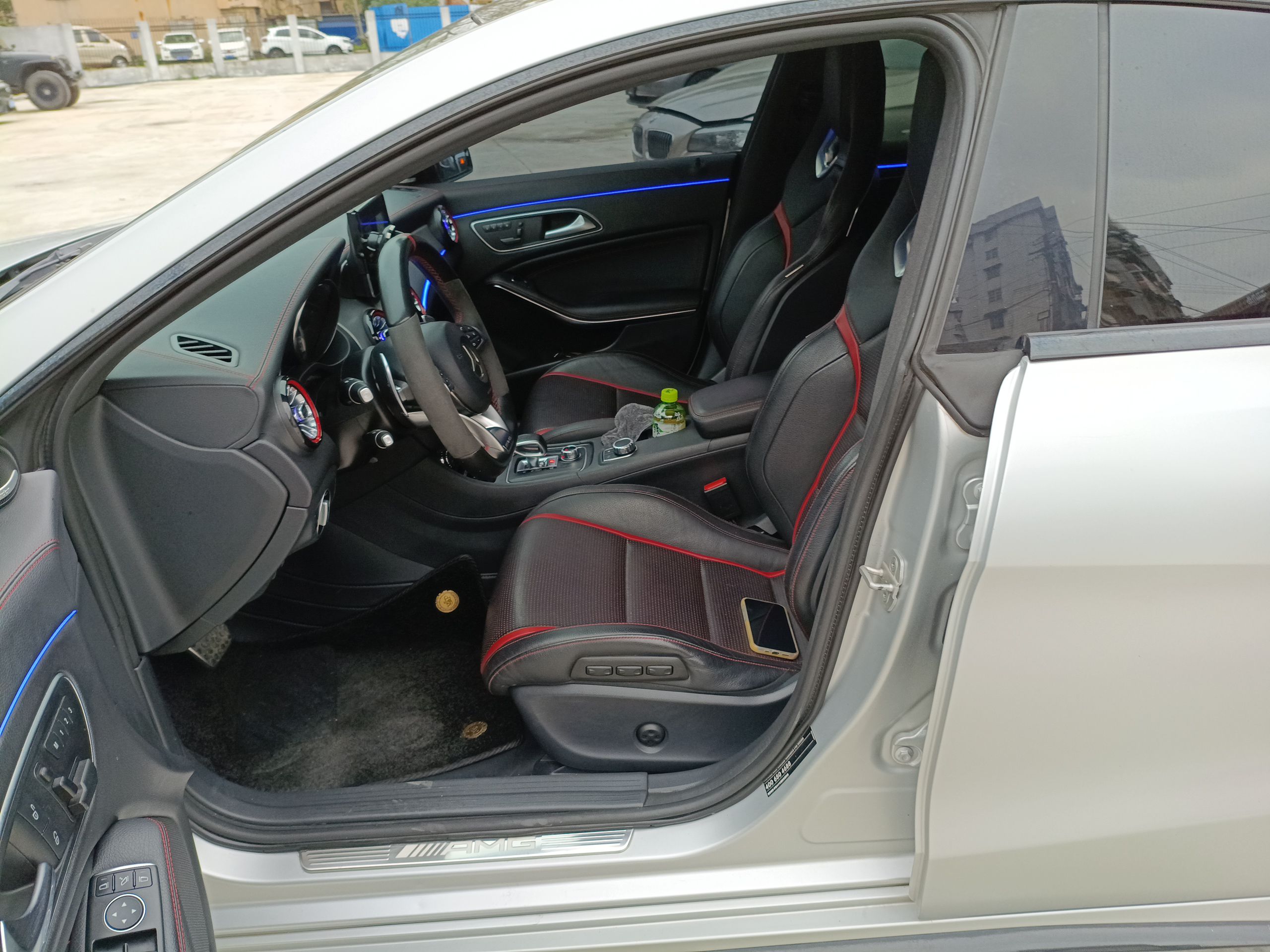 Переднее сиденье в автомобиле