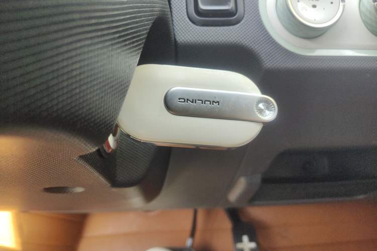 Used Wuling Hongguang MINIEV 2022 Macaron Premium Model – Lithium Iron Phosphate Vehicle Key