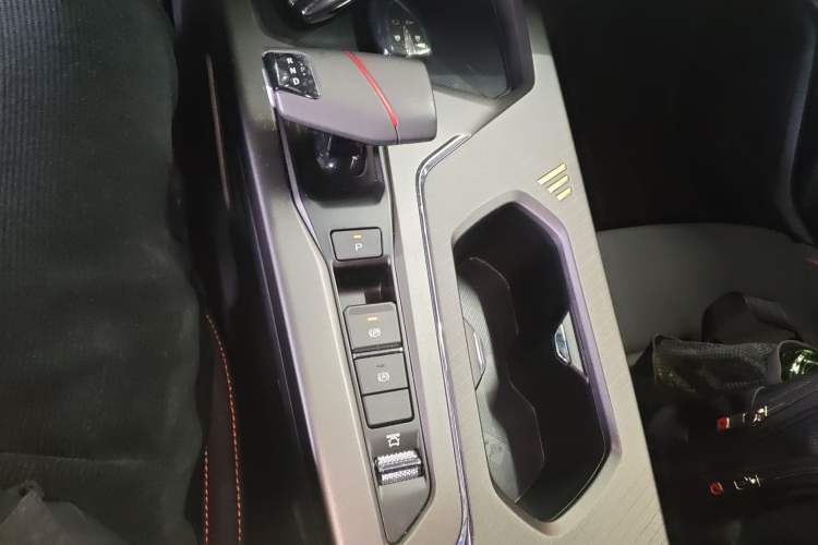 Used CHANGAN X5 PLUS 2025 1.5T DCT High-Energy Version Gear Lever