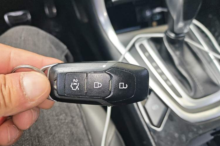 Used Ford Edge 2017 EcoBoost 245 Two-Wheel-Drive Sporty 7-Seater Vehicle Key