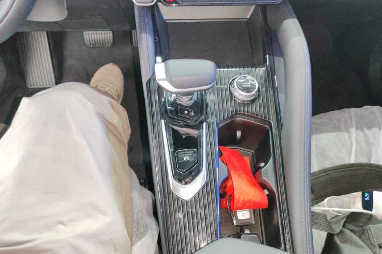 Used Geely Auto Monjaro L 2024 2.0TD DCT EVO Two-Wheel Drive Long-Range Version Gear Lever