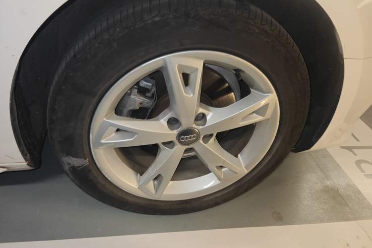 Used Audi A4L 2017 40 TFSI Fashion Model Right Front Wheel Hub