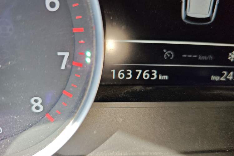 Used Volkswagen Touareg 2011 3.0 TSI High-End Version Odometer Close Up