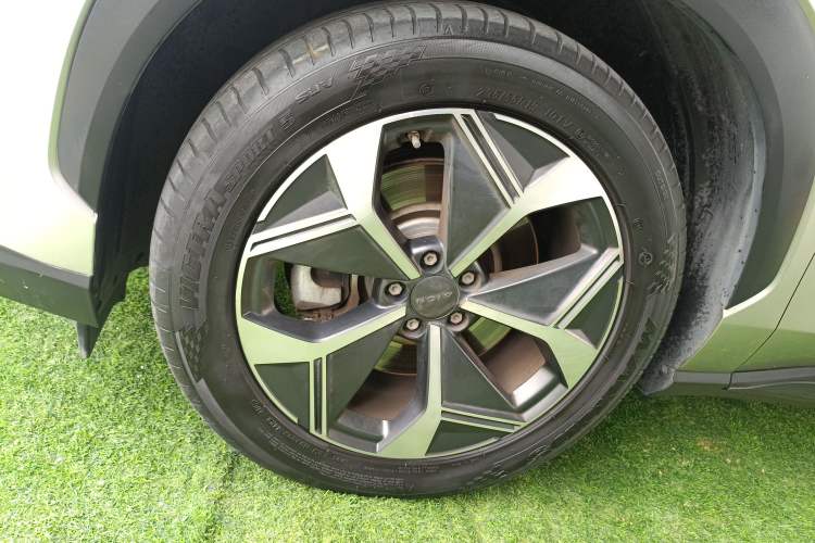 Used AION V 2024 Plus 70 Star Edition Lithium Iron Phosphate Left Front Wheel Hub