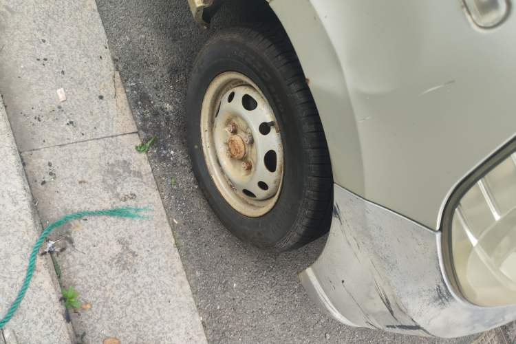 Used Wuling Zhiguang 2010 1.0L New Version Practical Short-Body L2Y Right Front Wheel Hub