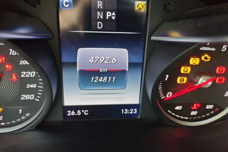 Used Mercedes-Benz C-Class 2016 C 200 L Sport Edition Odometer Close Up