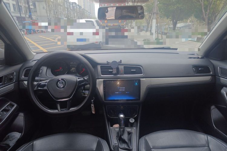 Used Volkswagen Gran Lavida 2015 1.6L Automatic Comfort Edition Center Console