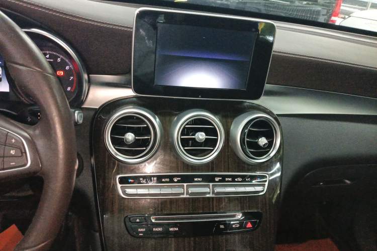 Used Mercedes-Benz GLC 2018 GLC 260 4MATIC Dynamic Edition Audio And AC Panel