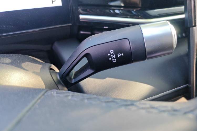 Used Geely Galaxy L6 2024 125km PLUS Dragon Edition Gear Lever