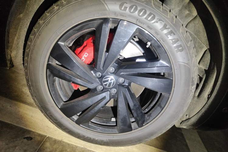 Used Volkswagen Touareg 2023 3.0 TSI Luxury Edition Obsidian Black Sport Package Right Front Wheel Hub