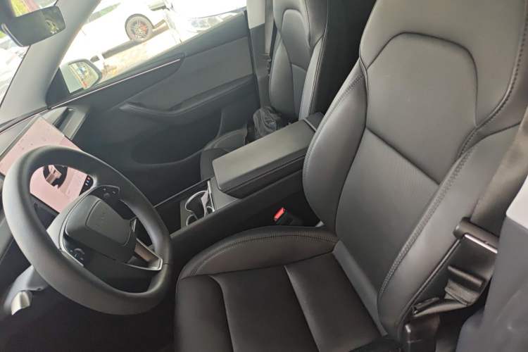 Used Tesla Model Y 2025 Rear-Wheel-Drive Version