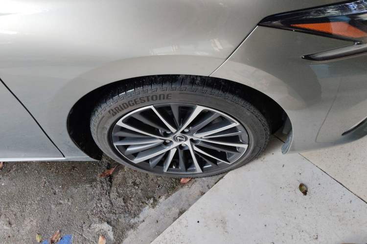 Used Lexus ES 2022 300h Deluxe Edition Right Front Wheel Hub