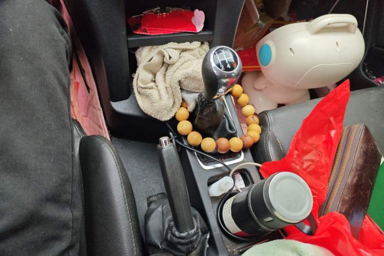 Used JMC Yuhu 5 2018 2.4T Classic Edition Diesel Manual 4x4 Luxury Shield Version with Extended Wheelbase Gear Lever