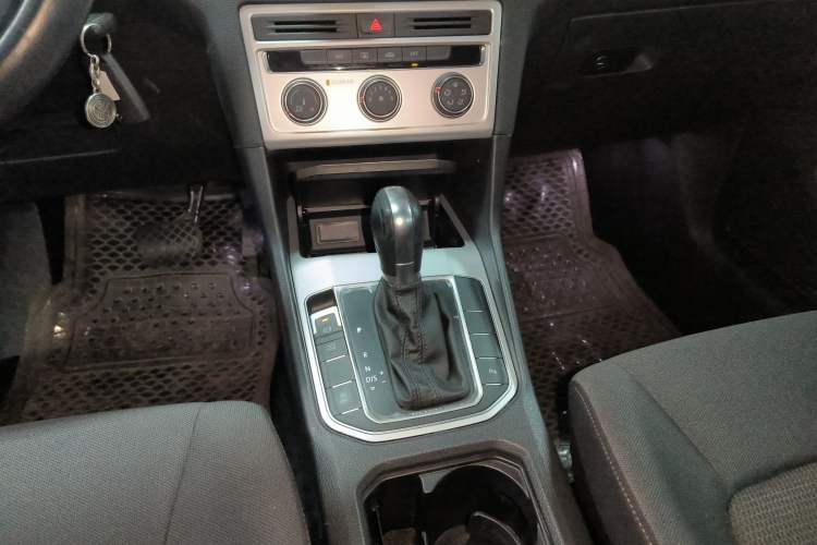 Used Volkswagen Golf Sportsvan 2016 230TSI Automatic Trend Edition Gear Lever