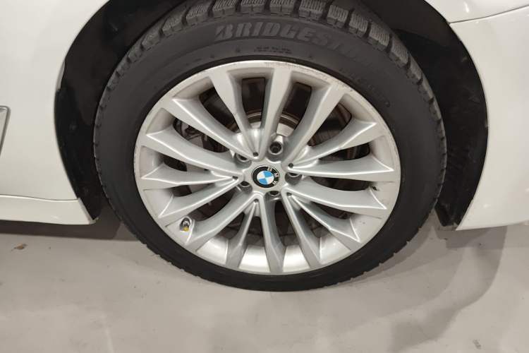 Used BMW 5 Series 2019 Updated 530Li xDrive Luxury Package Right Front Wheel Hub
