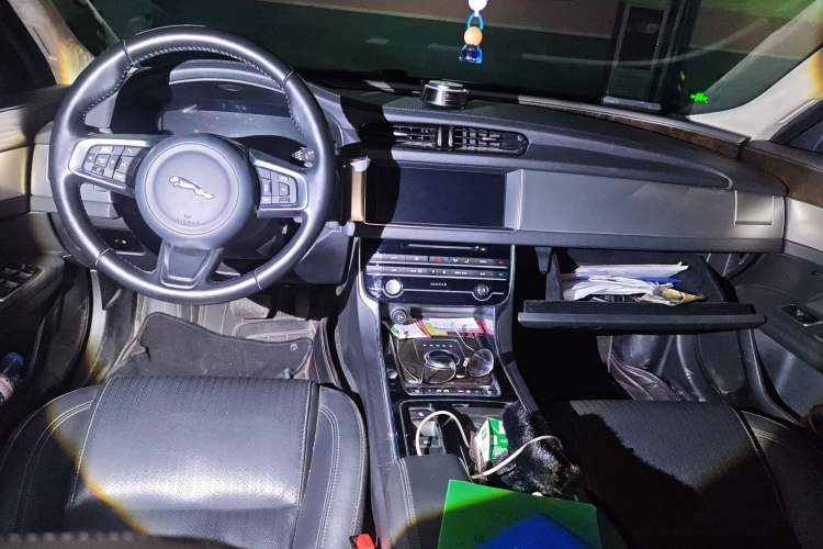 Used Jaguar XFL 2018 XFL 2.0T 250 PS Premium Edition Center Console