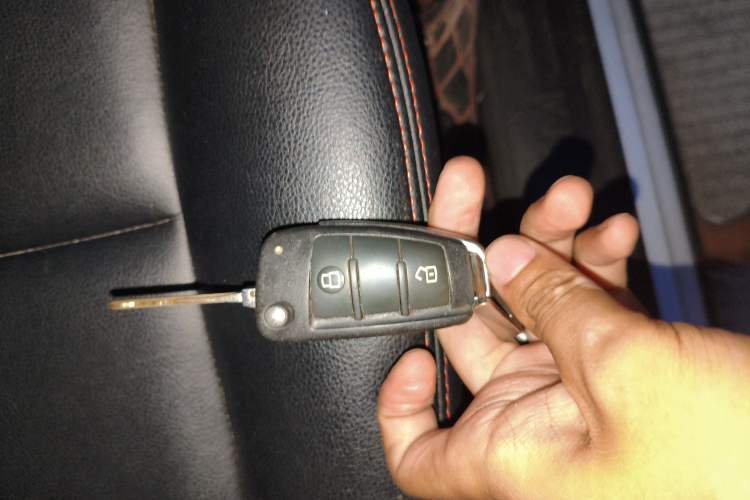 Used Isuzu JLM 2018 2.0T Two-Wheel-Drive Gasoline Ultra-Luxury Version 4K21D4T
