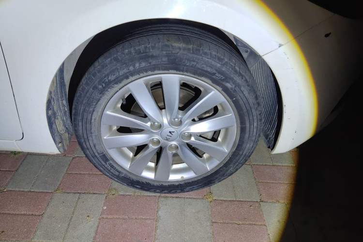 Used Kia K3 2015 1.6L Automatic GL Right Front Wheel Hub