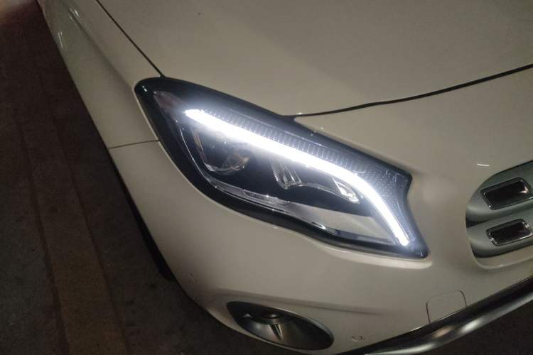 Used Mercedes-Benz GLA 2017 GLA 220 4MATIC Fashion Model Right Front Headlight