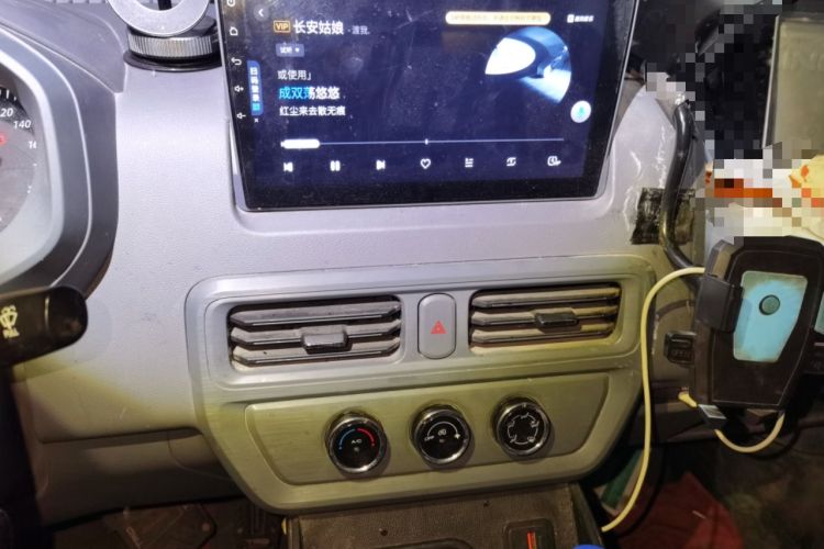 Used Wuling Yangguang 2024 300km Comfort-Grade Passenger Van 60kW
