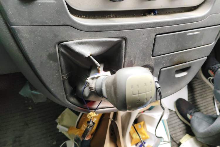 Used SAIC MAXUS Xintu V80 2016 2.5T AMT Aoyuntong National V Short Wheelbase Low-Roof 6-Seater