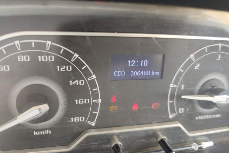 Used SAIC MAXUS Xintu V80 2019 2.5T Classic Model 6-Speed Manual Aotong Long Wheelbase Mid-Height 7-Seater
