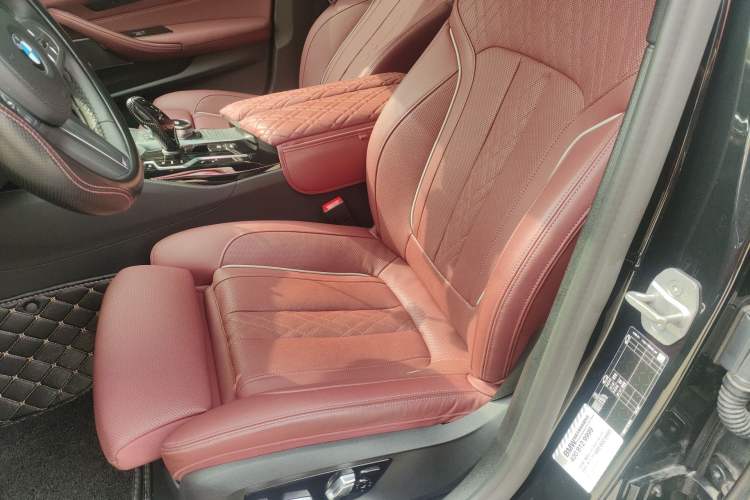 Used BMW 5 Series 2022 Restyled 530Li Luxury Edition M Sport Package Left Front Seat