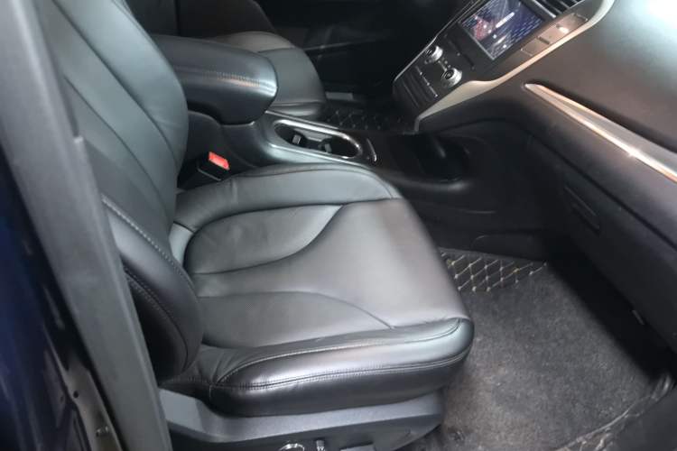 Used Lincoln MKC 2017 2.0T Two-Wheel Drive Deluxe Edition Right Front Seat