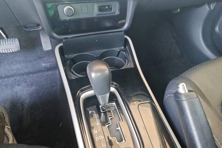 Used Mitsubishi Outlander 2018 2.0L Two-Wheel Drive Glory Edition 5 Seats Gear Lever