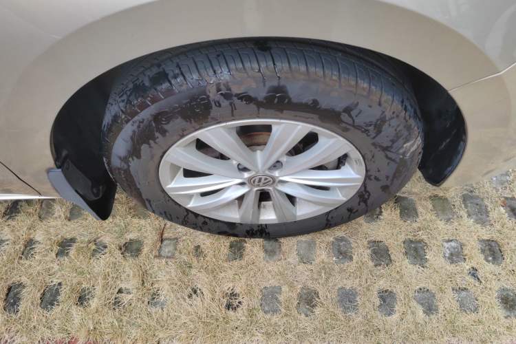 Used Volkswagen Bora 2016 1.6L Automatic Fashion Model Right Front Wheel Hub