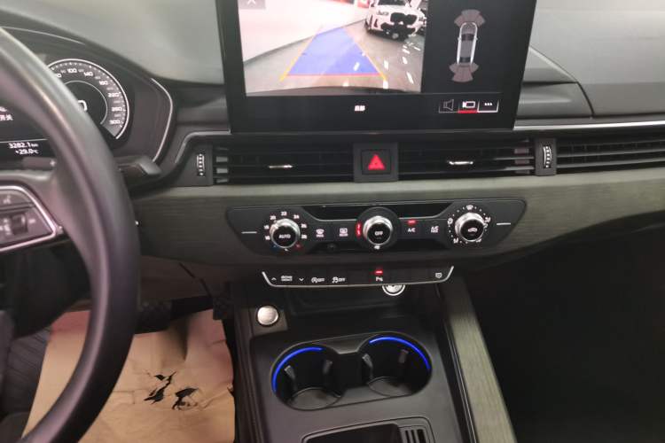 Used Audi A4L 2023 40 TFSI Fashionable and Elegant Version Audio And AC Panel