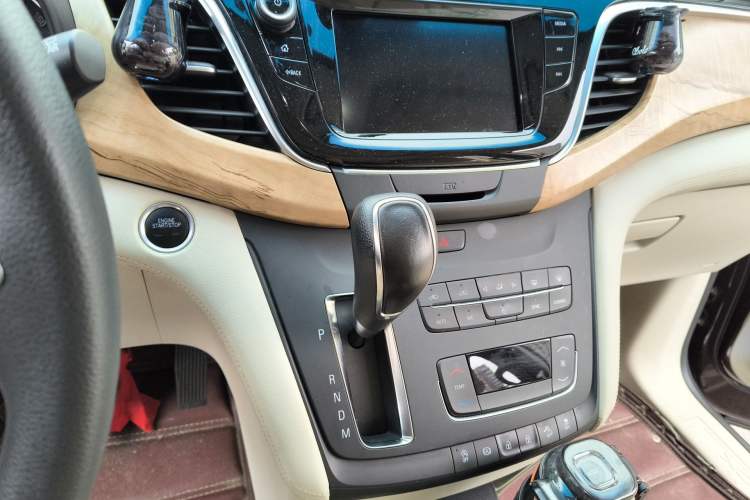 Used Buick GL8 2017 ES 28T Comfort Model China V Standard Audio And AC Panel