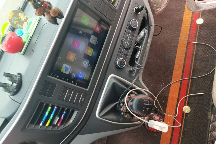 Used SAIC MAXUS Xintu V80 2024 Aotong Value Edition 6MT Short Wheelbase Ultra-Low Roof 127 Ps 7/8/9-Seater Audio And AC Panel