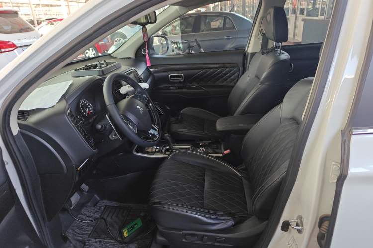 Used Mitsubishi Outlander 2020 2.4L 4x4 Zhi Xiang Edition 7-Seater
