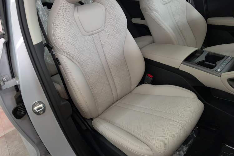 Used BYD Yuan UP 2025 Model 301KM Leading Version
