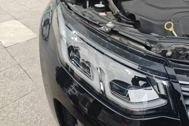 Used Land Rover Discovery Sport 2023 249 PS R-Dynamic SE Performance Tech Edition Right Front Headlight