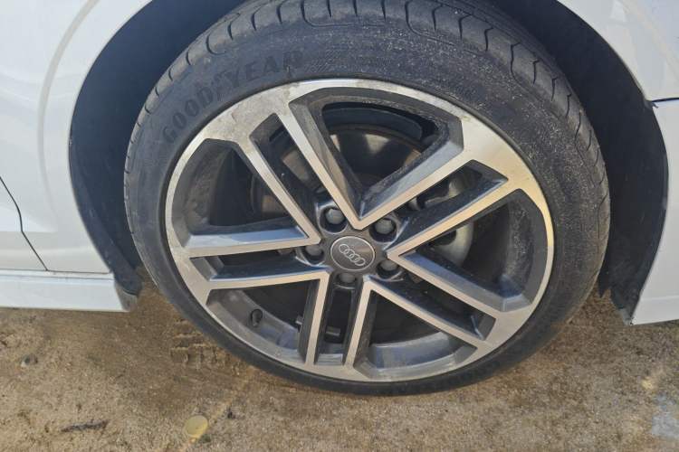 Used Audi A3 2017 Limousine 35 TFSI Sport Edition Right Front Wheel Hub